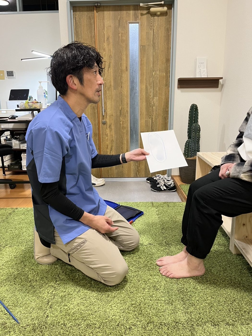 頭皮の状態を確認する佐藤洋一院長