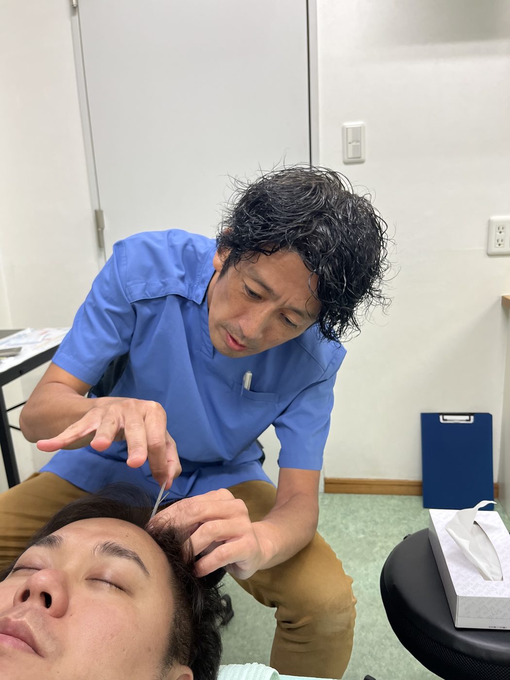 頭皮に細い鍼でやさしく刺激を入れる薄毛改善鍼の施術風景